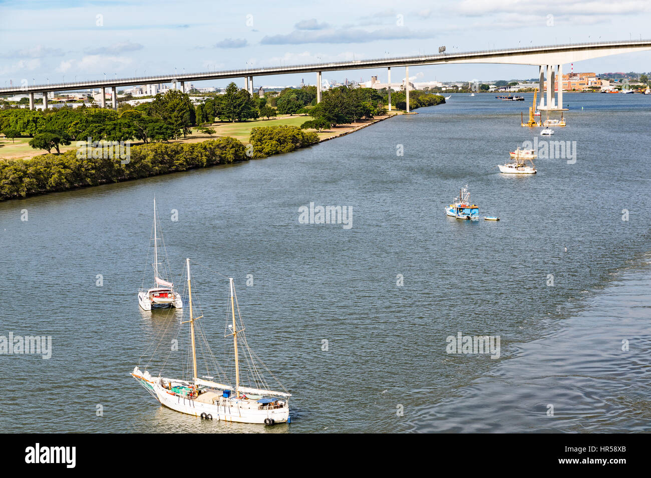 Les bateaux amarrés dans la rivière Brisbane avec Gateway Bridge en arrière-plan Banque D'Images