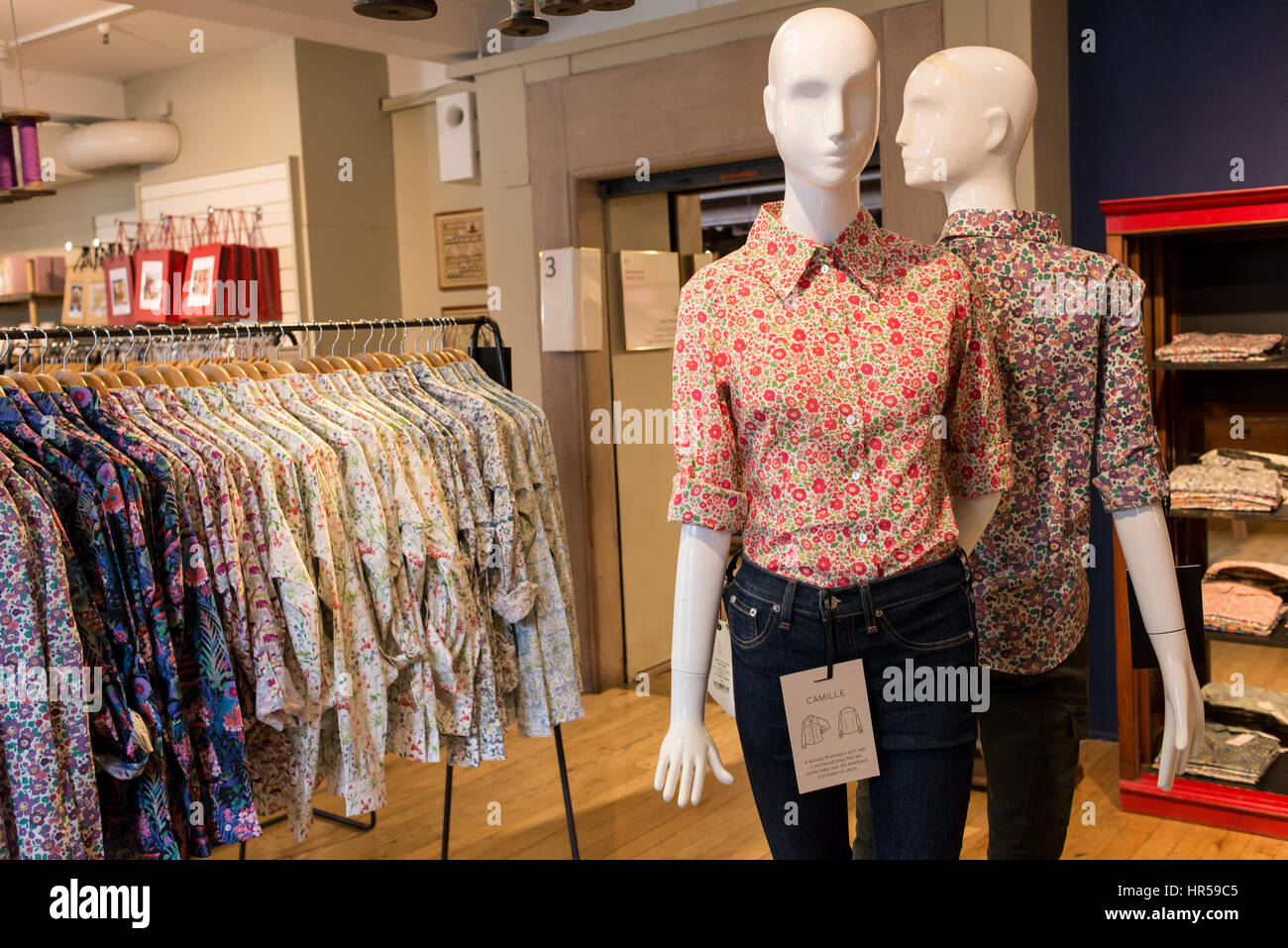 Mannequins portant des blouses Liberty. La liberté est un magasin de luxe emblématique historique sur Great Marlborough Street dans le West End de Londres, UK Banque D'Images