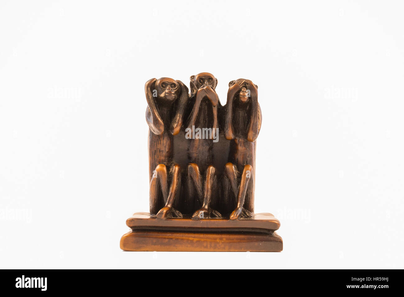 Modèle miniature de trois singes sages "ne rien entendre, ne rien dire, ne voient pas' (fond blanc) Banque D'Images