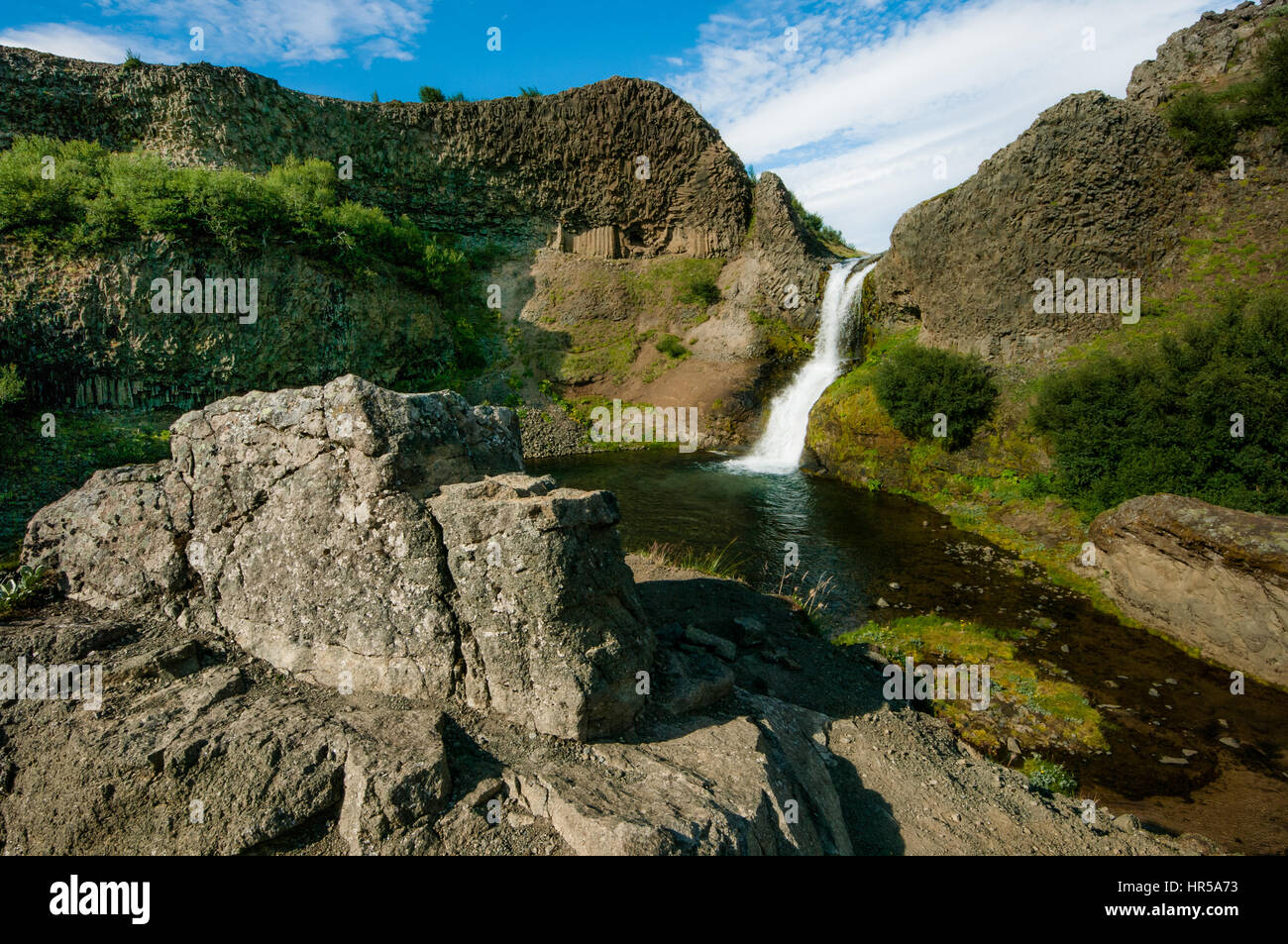 Cascade dans la Vallée Cachée dans Gjain, Islande Banque D'Images