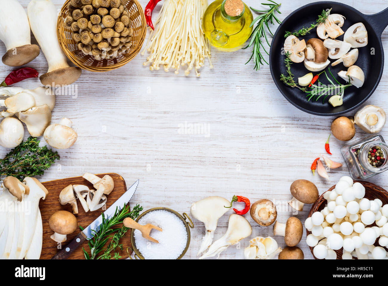 Eryngii frais, champignons et les champignons Enoki sur Copie Espace bâti avec plat de cuisson et les Ingrédients Banque D'Images