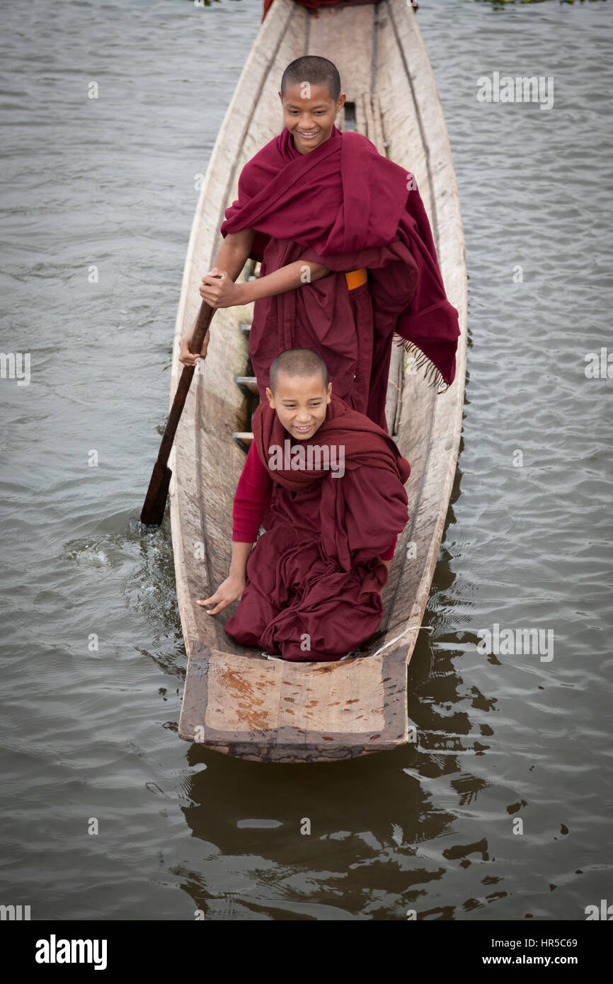 Novice des moines bouddhistes s'amuser sur une petite embarcation, à Haspres Thauk (Myanmar). Les jeunes novices sont également autorisés à jouer parce qu'ils sont enfants normaux. Banque D'Images
