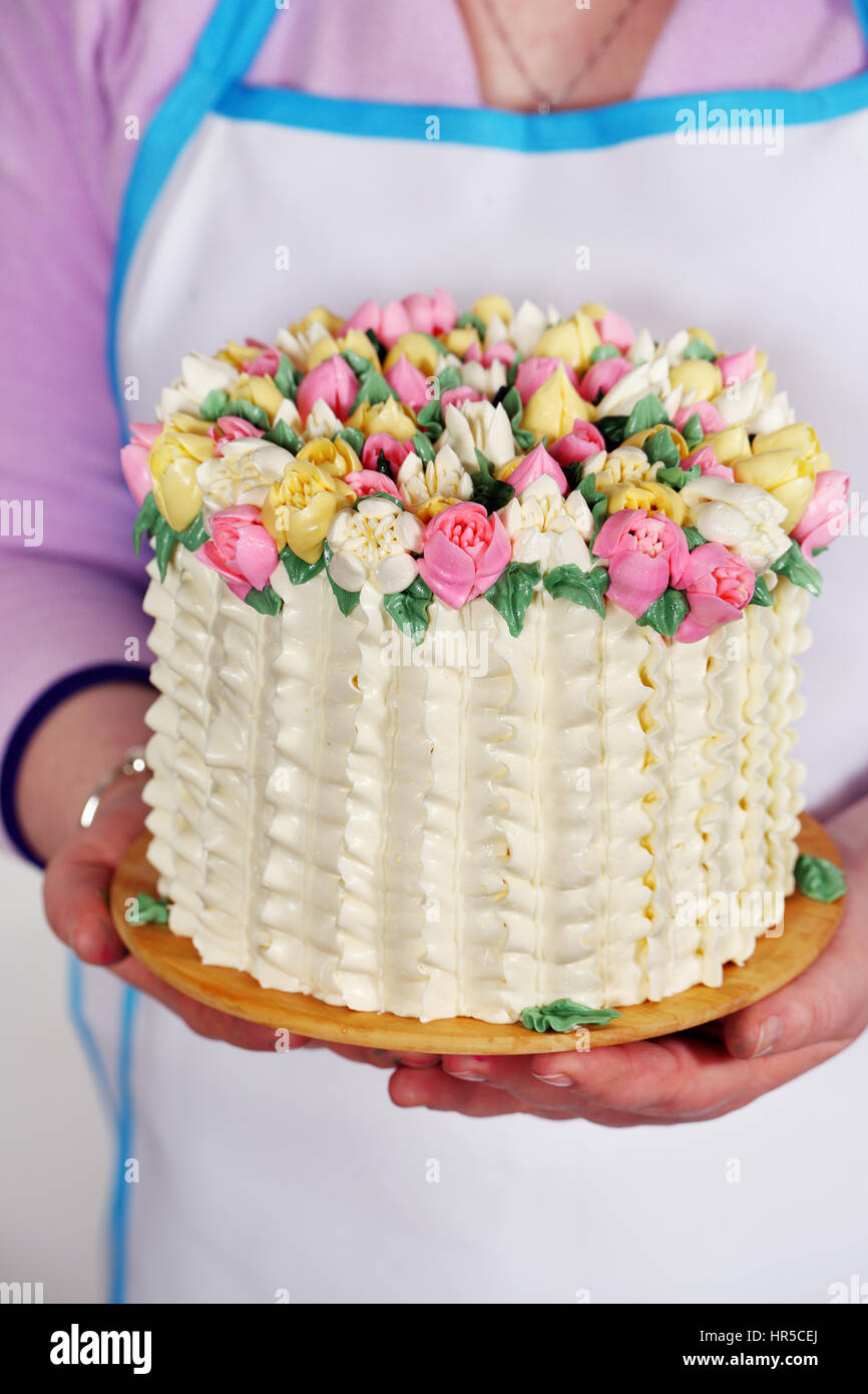 Superbe Gateau Avec Un Decor De Printemps Panier De Tulipes Pour La Saint Valentin Et La Fete Des Meres Photo Stock Alamy