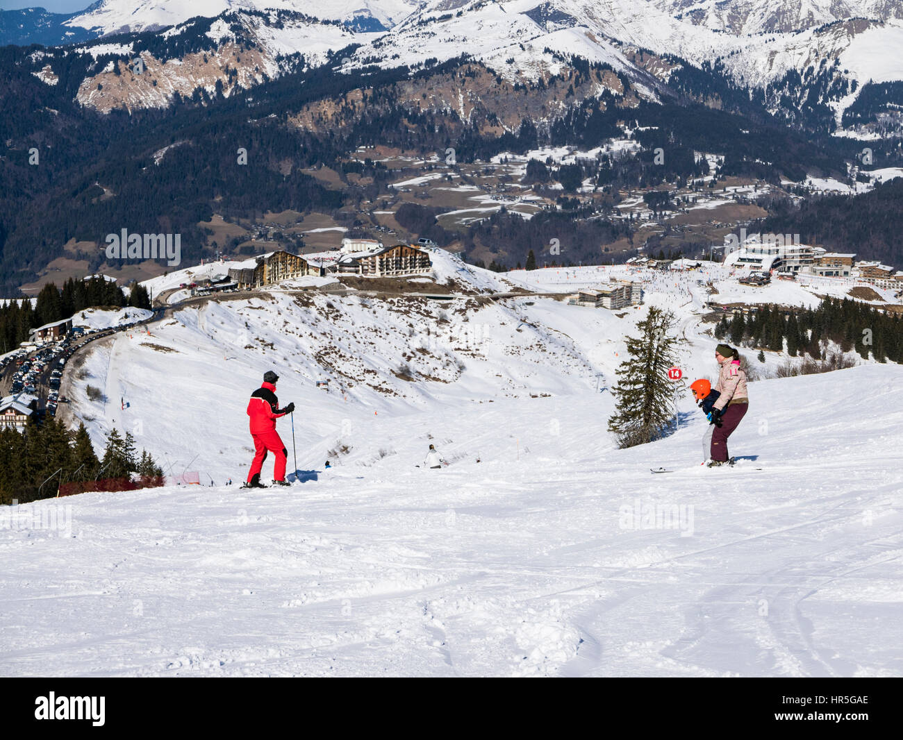 Ski skieurs sur piste rouge Marmotte dans le Grand Massif des Alpes au-dessus de Samoens, Haute Savoie, Rhone-Alpes, France, Europe Banque D'Images