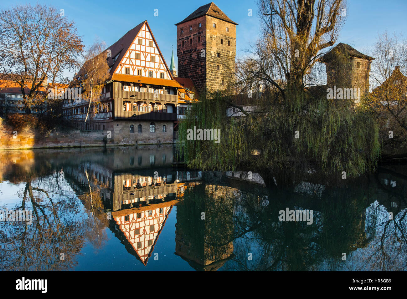 15e siècle bâtiment à colombages et Weinstadle Henkersteg de pendu ou pont sur la rivière Pegnitz. Nuremberg, Bavière, Allemagne Banque D'Images