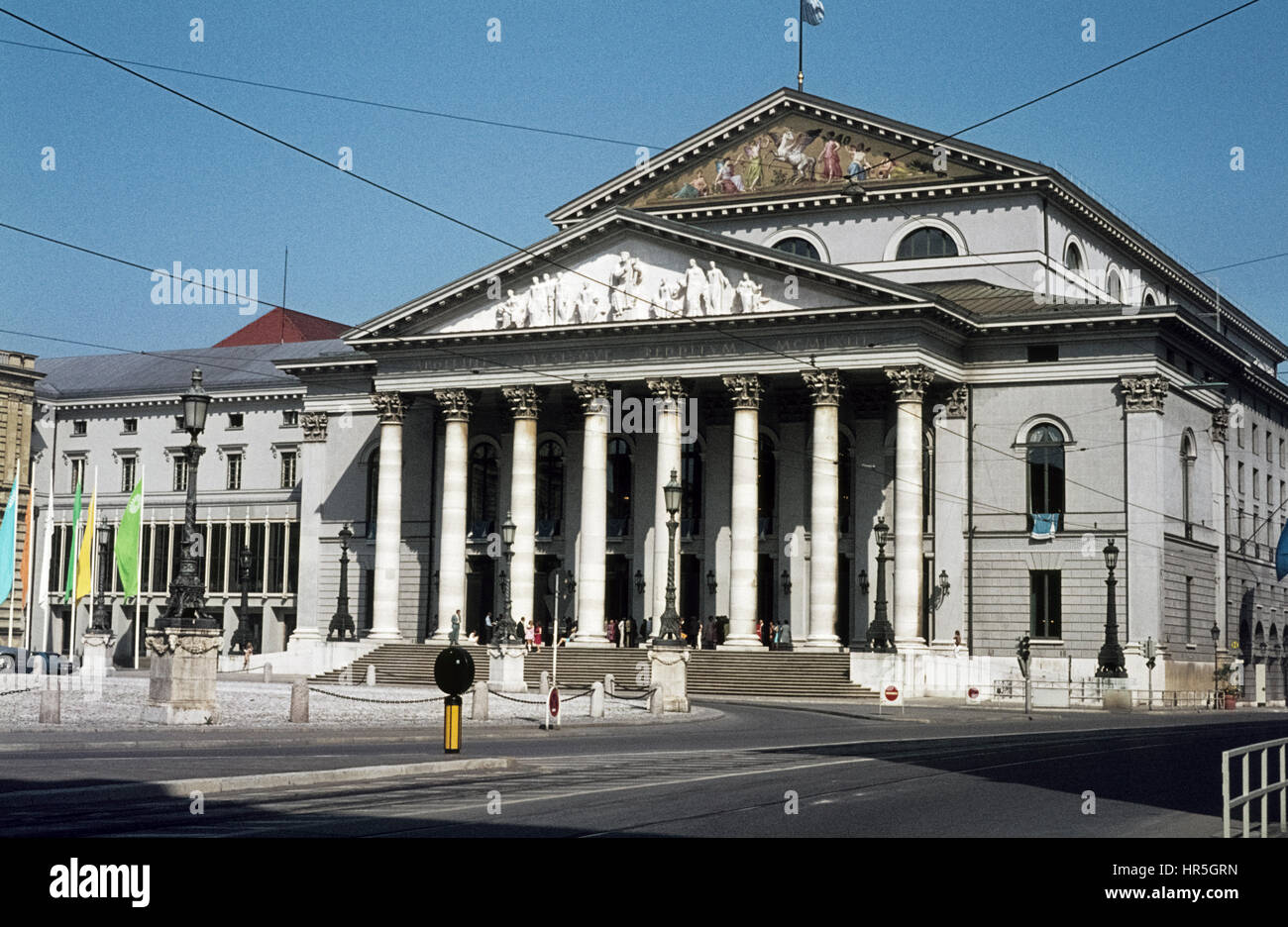 Max-Joseph-Platz und Nationaltheater mit den olympischen Fahnen. Le Théâtre National le Max-Joseph-Platz à Munich lors des Jeux Olympiques de 1972. Banque D'Images