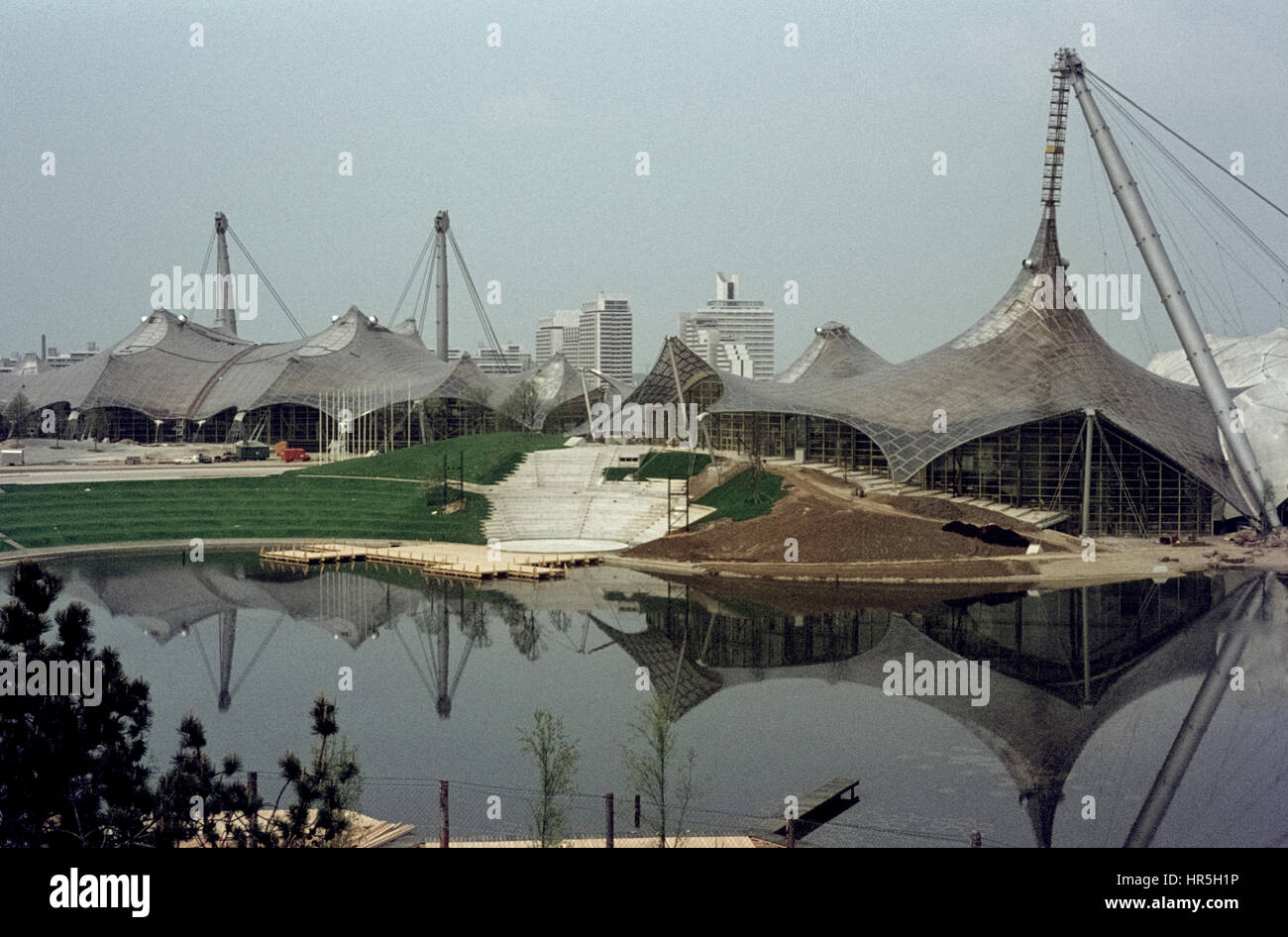 Der Münchner Olympiapark kurz vor der Fertigstellung. Le Parc olympique de Munich en construction. L'Olympiapark juste avant l'achèvement en 1972. Banque D'Images