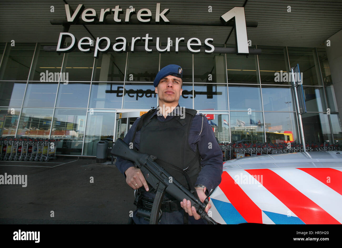 La gendarmerie néerlandaise à Schiphol Banque D'Images