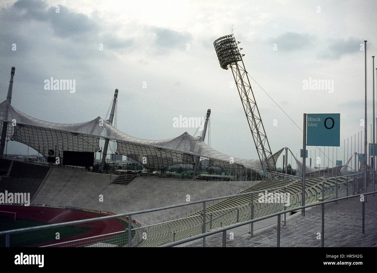 Der Münchner Olympiapark kurz vor der Fertigstellung.Le Parc olympique de Munich en construction. L'Olympiapark juste avant l'achèvement en 1972. Banque D'Images