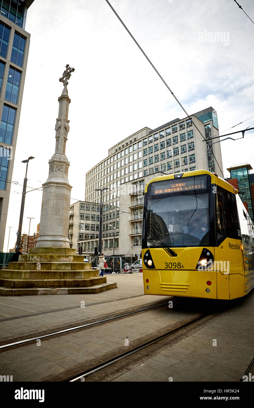 Peter's Square cross tramway Metrolink le centre-ville de Manchester, Angleterre, Royaume-Uni. monument historique demeure de l'église se tenait sur place Pete instrumental Banque D'Images