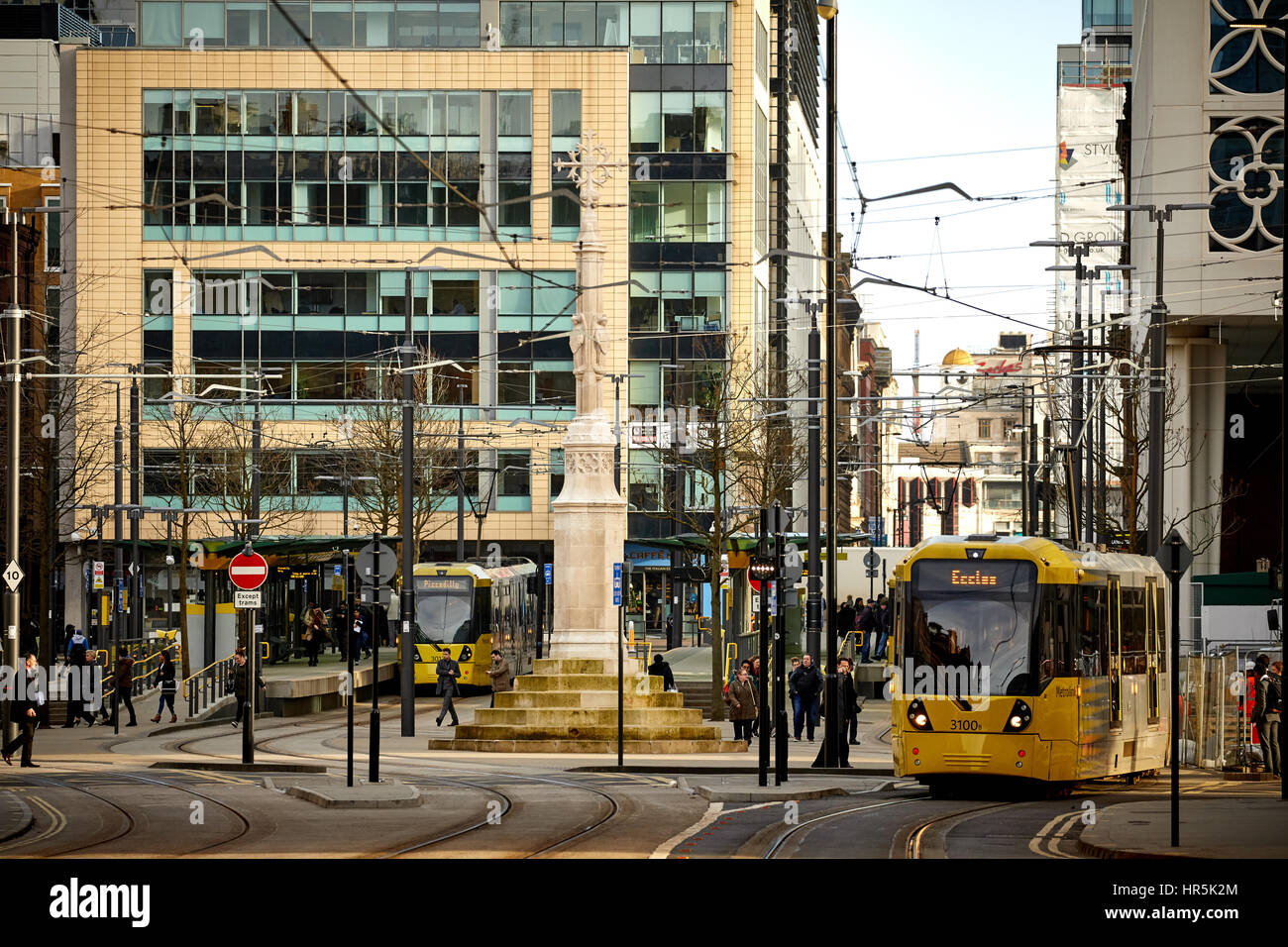 Peter's Square cross tramway Metrolink le centre-ville de Manchester, Angleterre, Royaume-Uni. monument historique demeure de l'église se tenait sur place Pete instrumental Banque D'Images