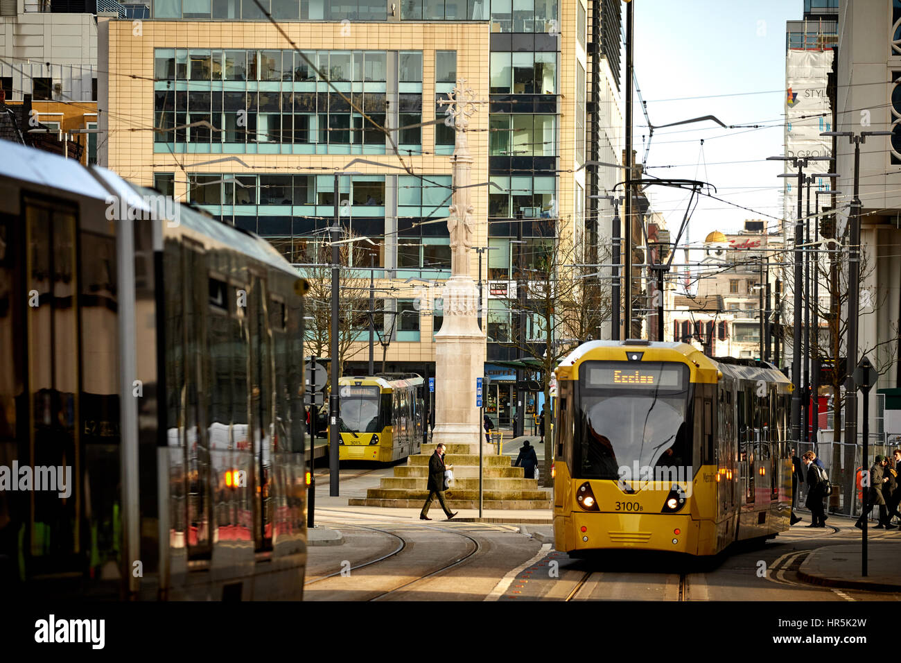 Peter's Square cross tramway Metrolink le centre-ville de Manchester, Angleterre, Royaume-Uni. monument historique demeure de l'église se tenait sur place Pete instrumental Banque D'Images