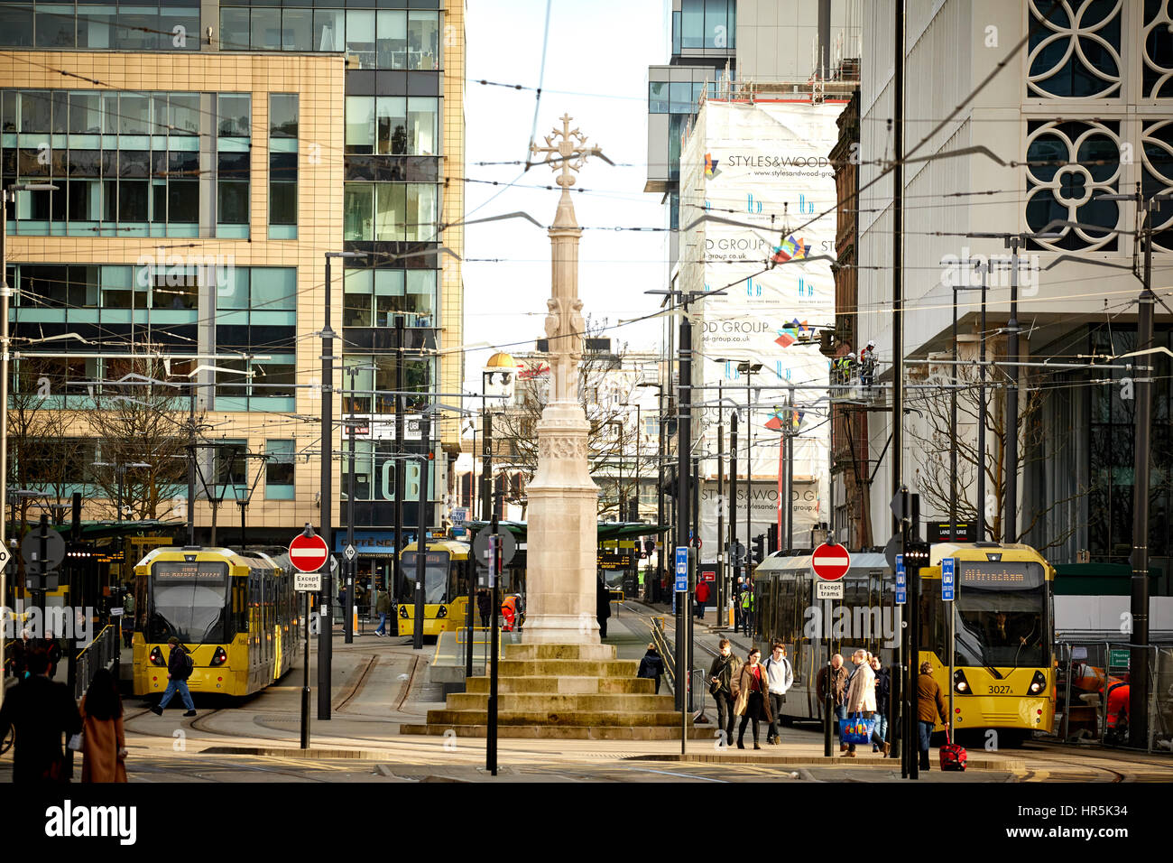 Peter's Square cross tramway Metrolink le centre-ville de Manchester, Angleterre, Royaume-Uni. monument historique demeure de l'église se tenait sur place Pete instrumental Banque D'Images