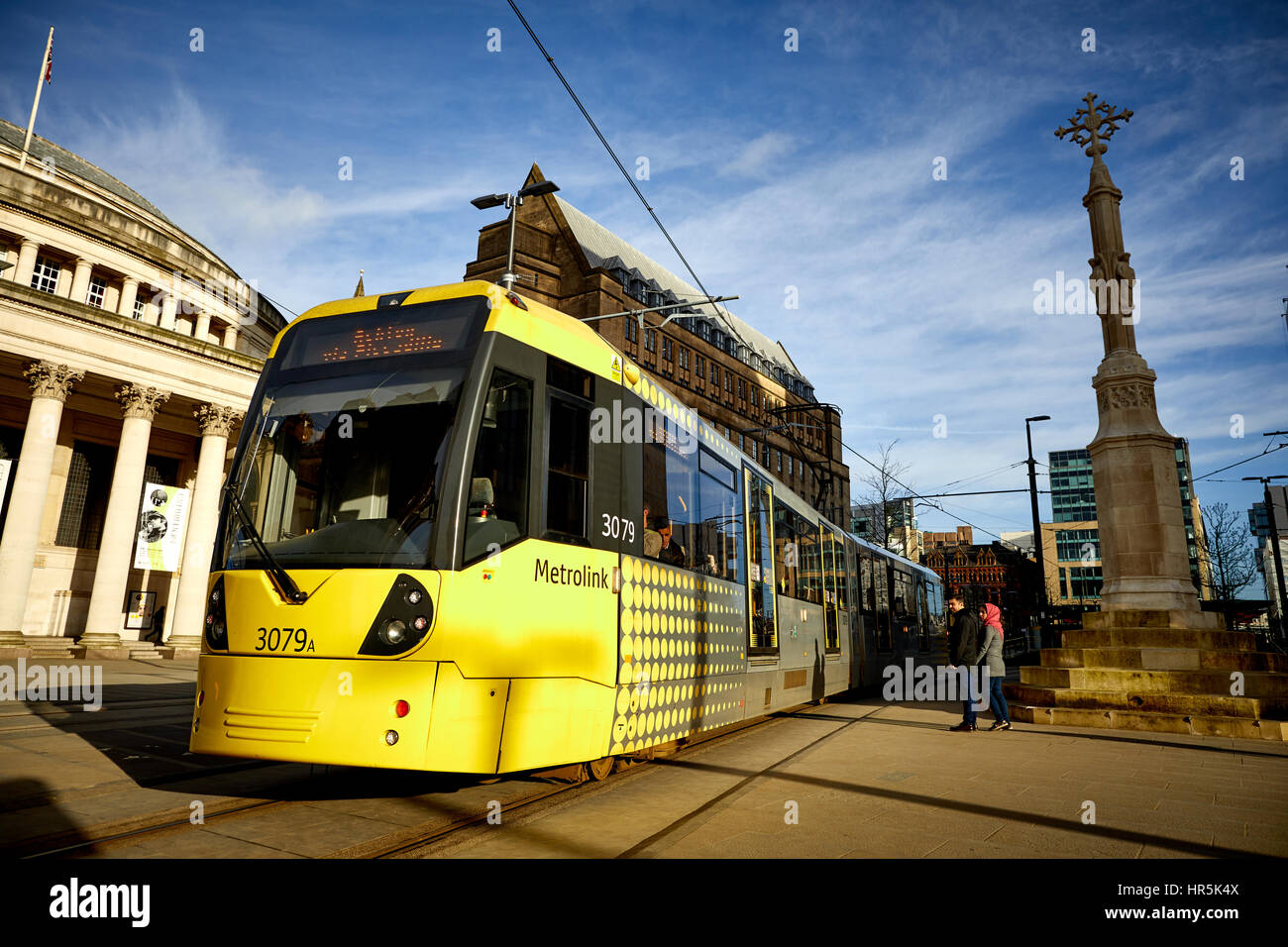Journée ensoleillée à la place Saint-Pierre croix et de tramway Metrolink dans le centre-ville de Manchester se tenait l'église demeure historique Peter instrumental spot Banque D'Images