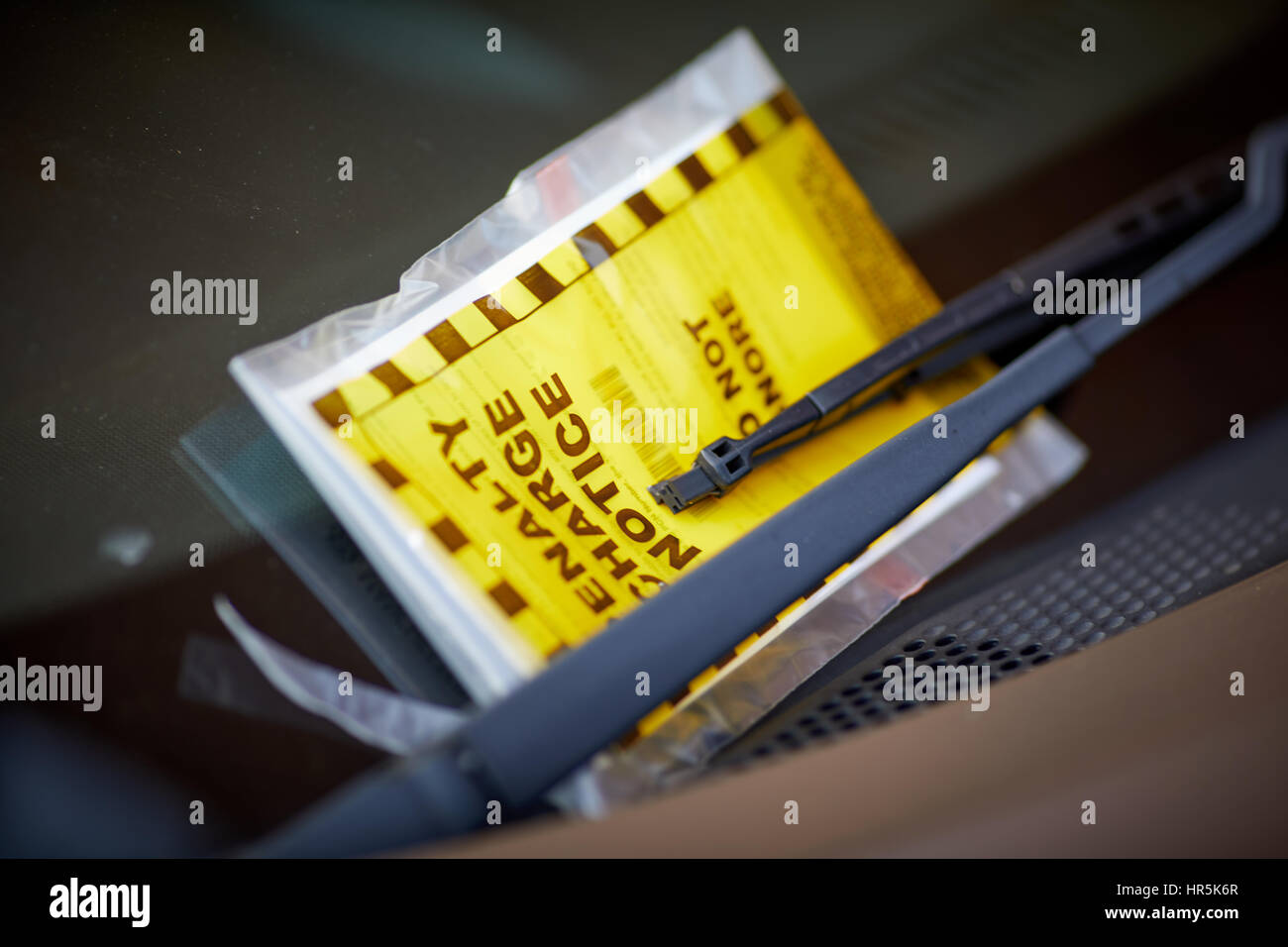 Le Conseil municipal de Manchester Avis de pénalité officielle ci-joint pare-brise parking voiture fine en plastique Sac d'avertissement sur rue Manchester Banque D'Images Le Conseil municipal de Manchester Avis de pénalité officielle ci-joint pare-brise parking voiture fine en plastique Sac d'avertissement sur rue Manchester Banque D'Images