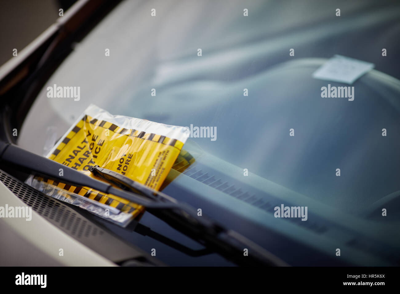 Le Conseil municipal de Manchester Avis de pénalité officielle ci-joint pare-brise parking voiture fine en plastique Sac d'avertissement sur rue Manchester Banque D'Images Le Conseil municipal de Manchester Avis de pénalité officielle ci-joint pare-brise parking voiture fine en plastique Sac d'avertissement sur rue Manchester Banque D'Images