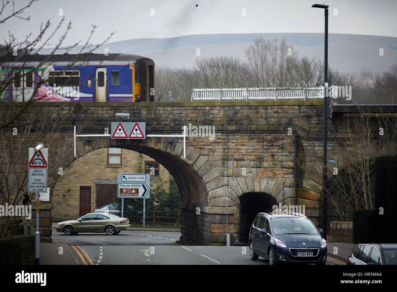 Traverser le village d'arrêt local de pont de chemin de fer du nord de l'unité EMU train approchant Littleborough, Rochdale, Lancashire, England, UK. Banque D'Images