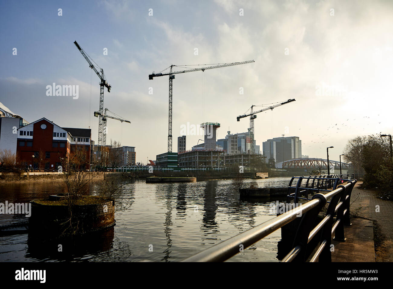 Les travaux de régénération des quais de Manchester, Crane towers sur les banques Manchester Ship Canal à Salford Quays Salford Manchester en Angleterre,UK Banque D'Images