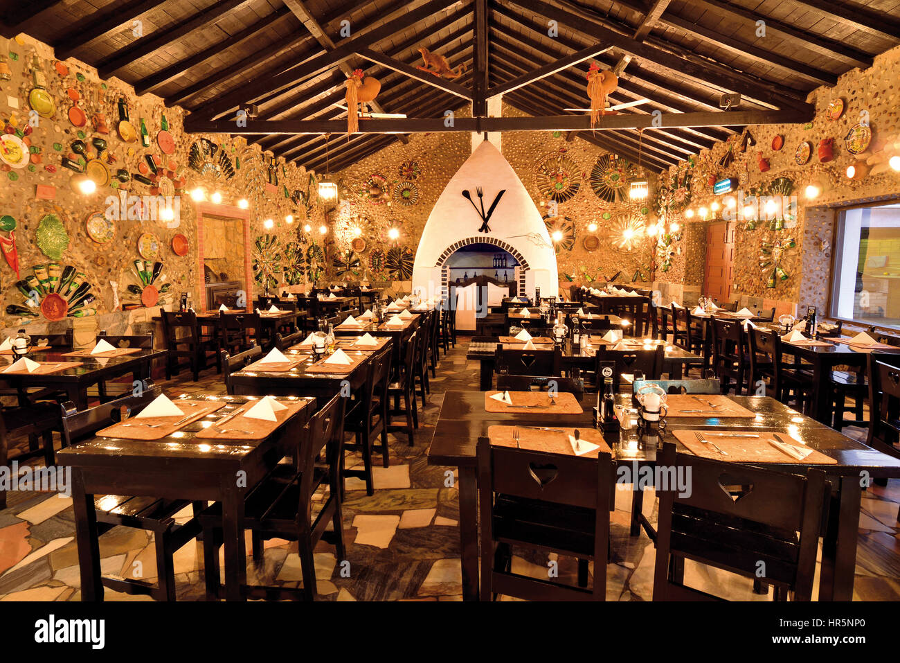 Portugal : la décoration intérieure rustique de l'ancienne taverne des pêcheurs et un restaurant Tasca à Sagres Banque D'Images