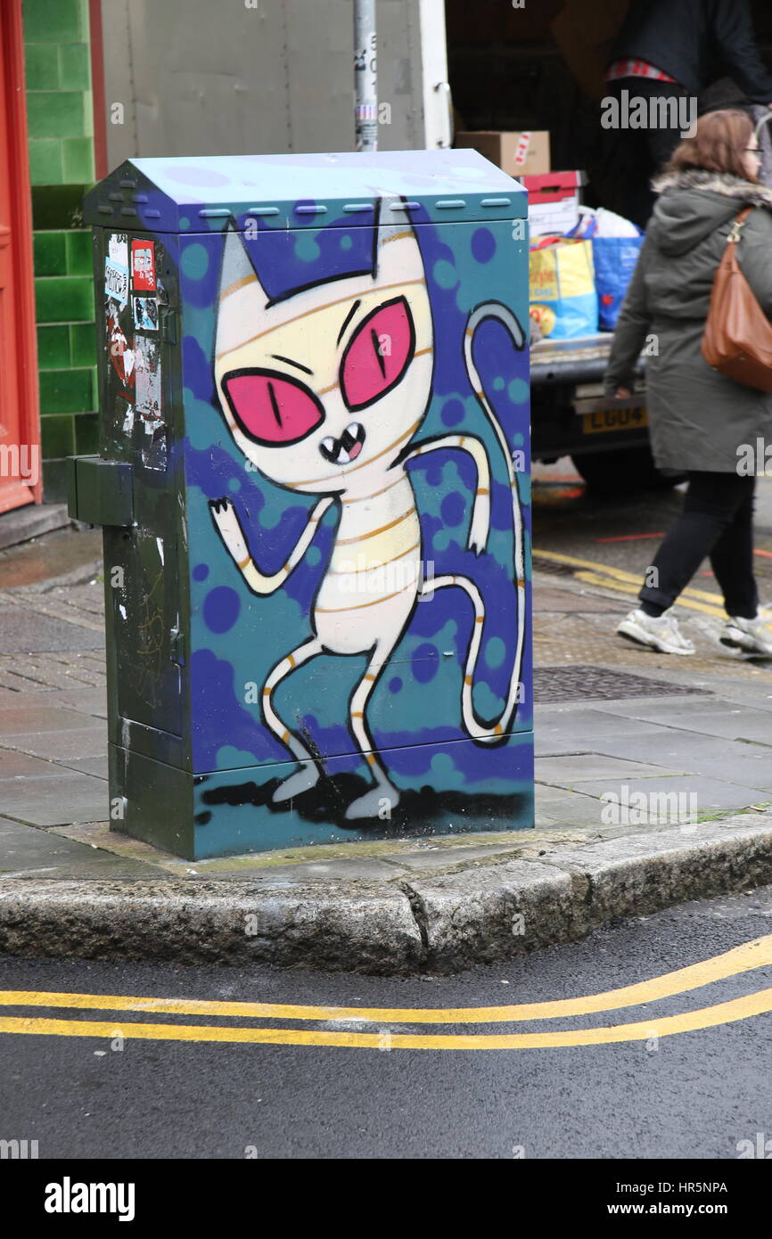 Street art graffiti sur une case sur une route principale dans la région de Brighton, Sussex Banque D'Images