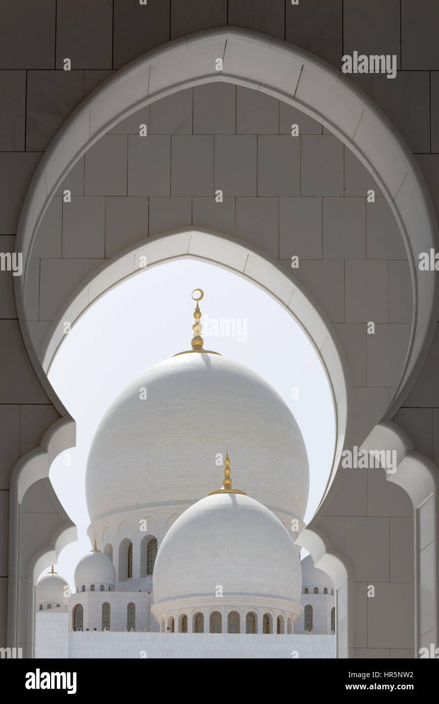 Abu Dhabi, Émirats arabes unis - 12 Avril 2015 : la mosquée Sheikh Zayed à Abu Dhabi, EAU. Banque D'Images