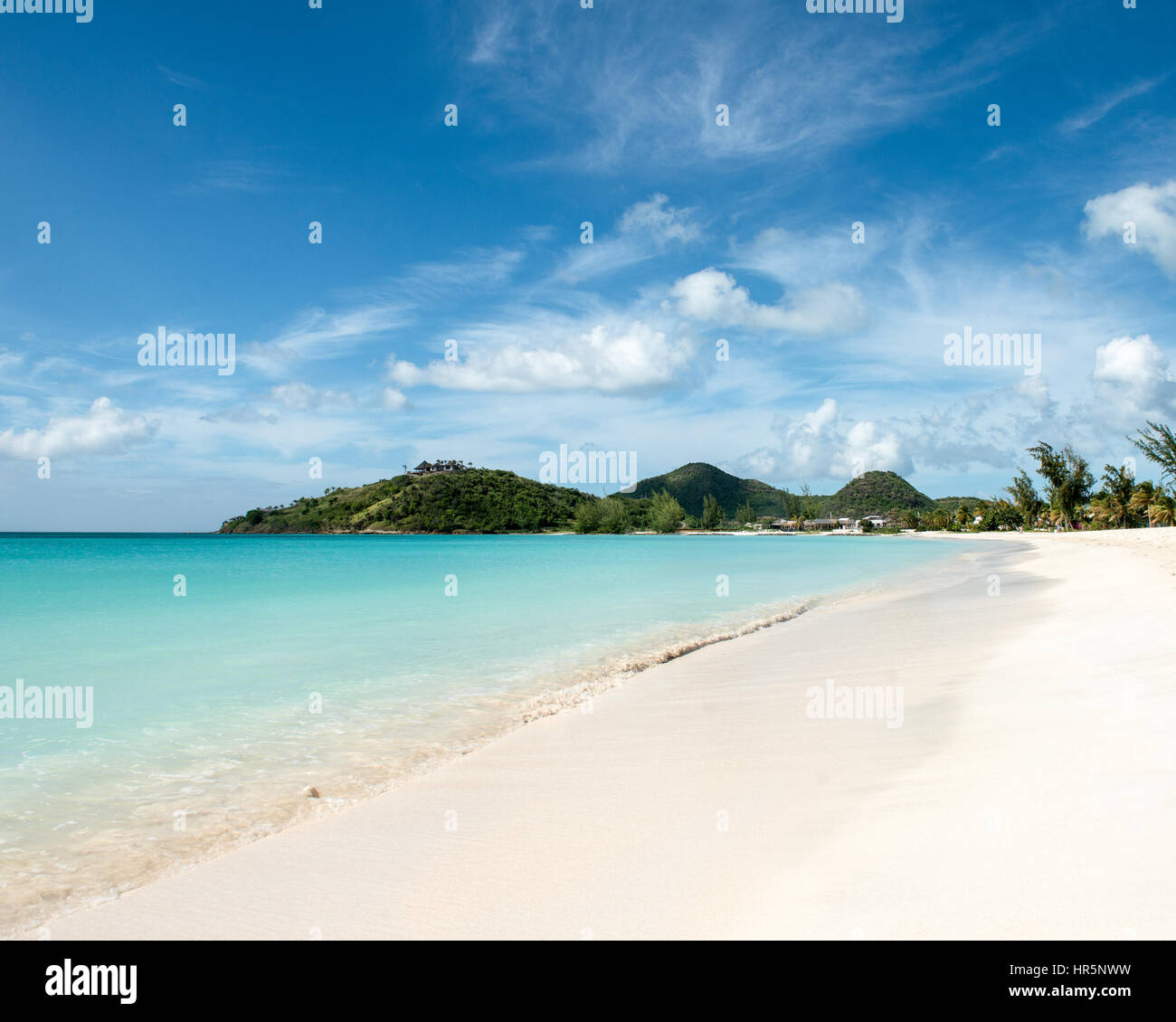 Plage de sable blanc tropicales à Tranquility Bay Antigua, dans l'île des Caraïbes Banque D'Images