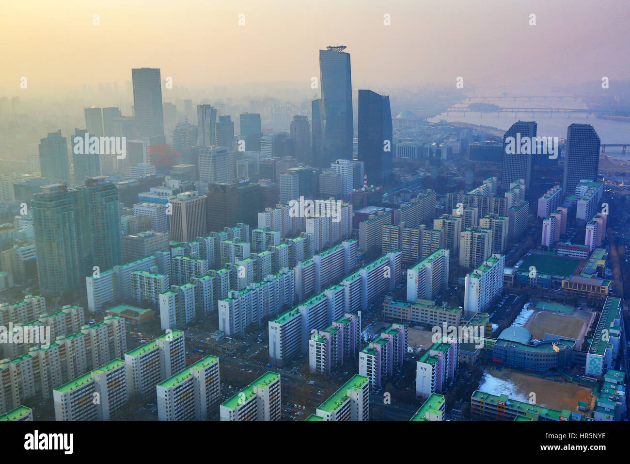 Vue générale de blocs d'appartements et le Seoul city skyline at Dusk à Séoul, Corée Banque D'Images