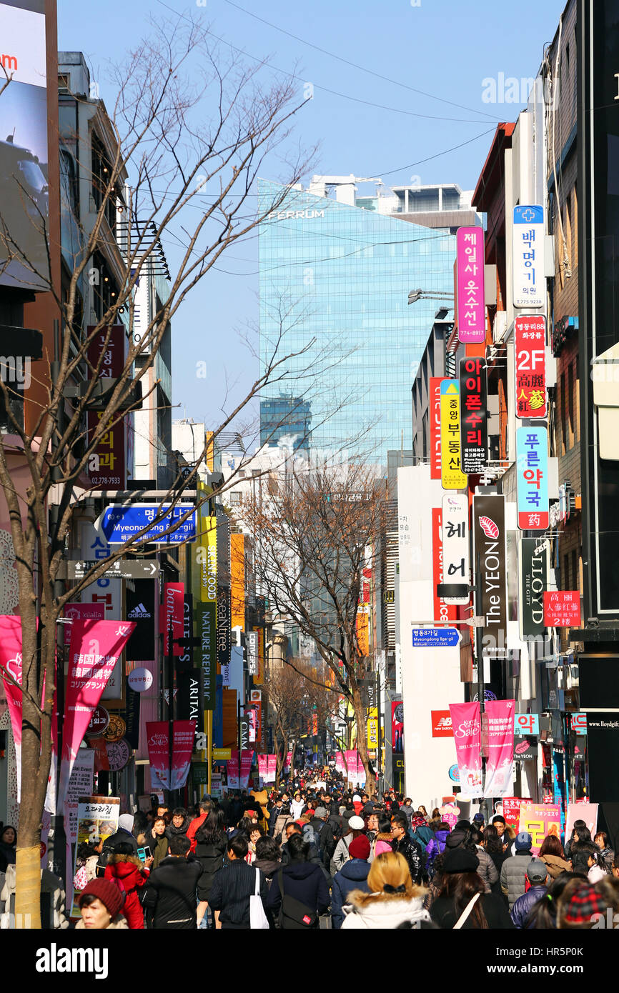 Scène de rue dans le quartier commerçant de Myeongdong, Séoul, Corée ...