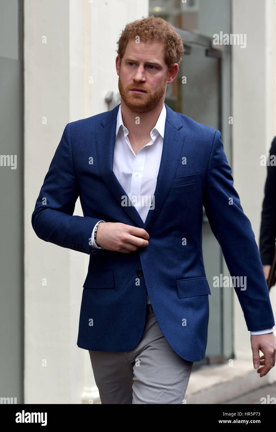 Le prince Harry quitte après la visite à la santé mentale, de services numériques grand mur blanc, à Londres. Banque D'Images