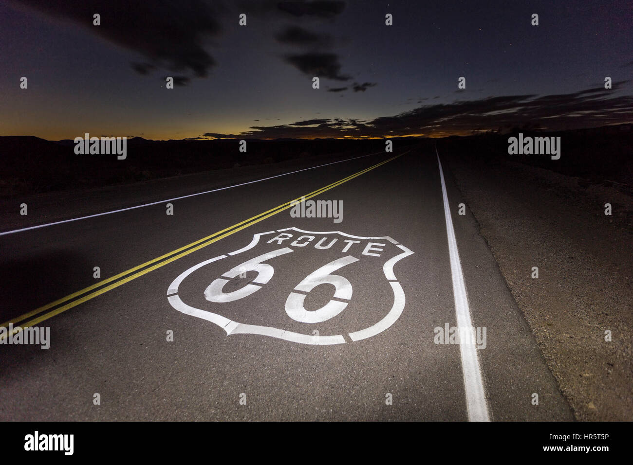 Signe de la chaussée de la route 66 dans le désert de Mojave en Californie la nuit. Banque D'Images