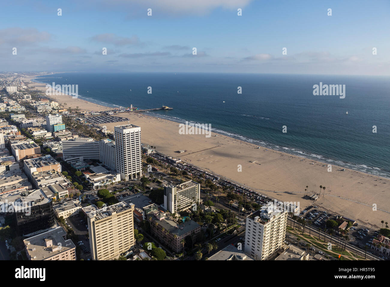 Santa Monica, Californie, USA - 6 août 2016 : après-midi d'été vue aérienne du quartier des affaires de Santa Monica et de la plage, près de Los Angeles. Banque D'Images