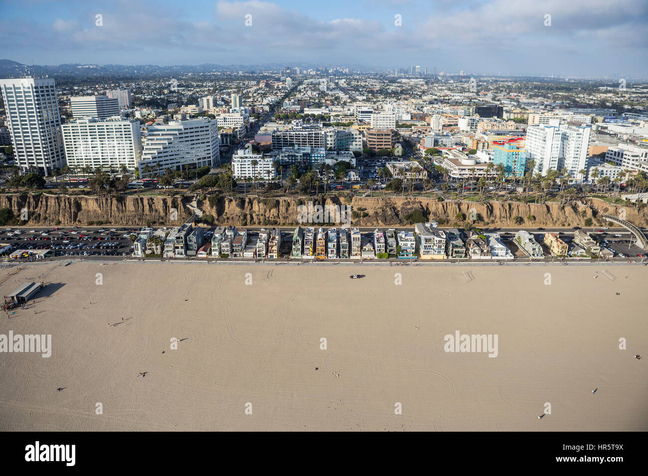 Santa Monica, Californie, USA - 6 août 2016 : Vue aérienne de la plage de Santa Monica, les maisons, et centre des affaires, près de Los Angeles. Banque D'Images