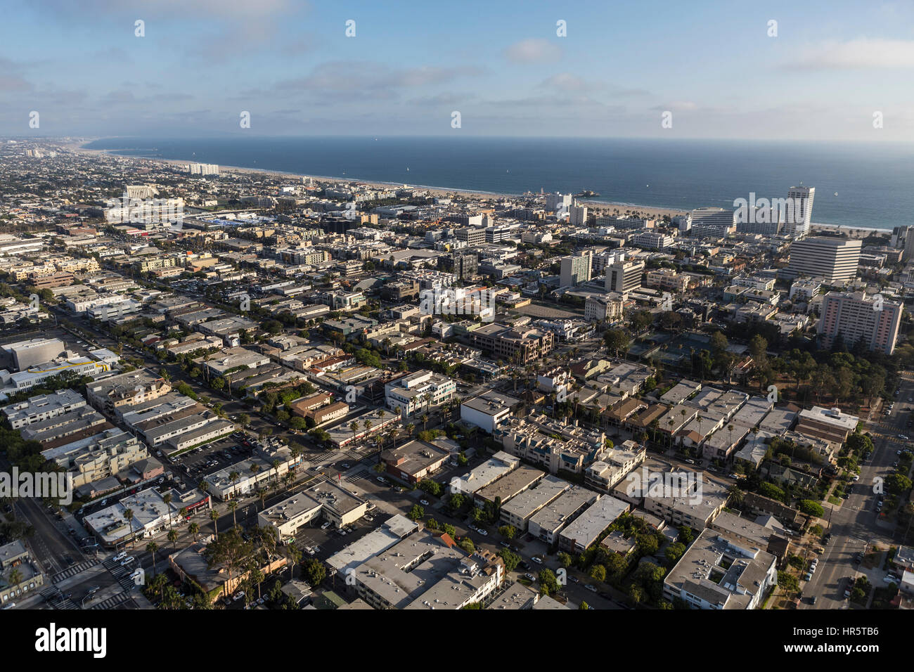 Santa Monica, Californie, USA - 6 août 2016 : Après-midi vue aérienne du centre ville de Santa Monica près de la ville de Los Angeles. Banque D'Images