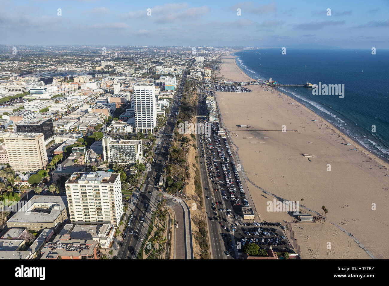 Santa Monica, Californie, USA - 6 août 2016 : Vue aérienne de l'Autoroute de la côte Pacifique et la plage de Santa Monica, près de Los Angeles. Banque D'Images