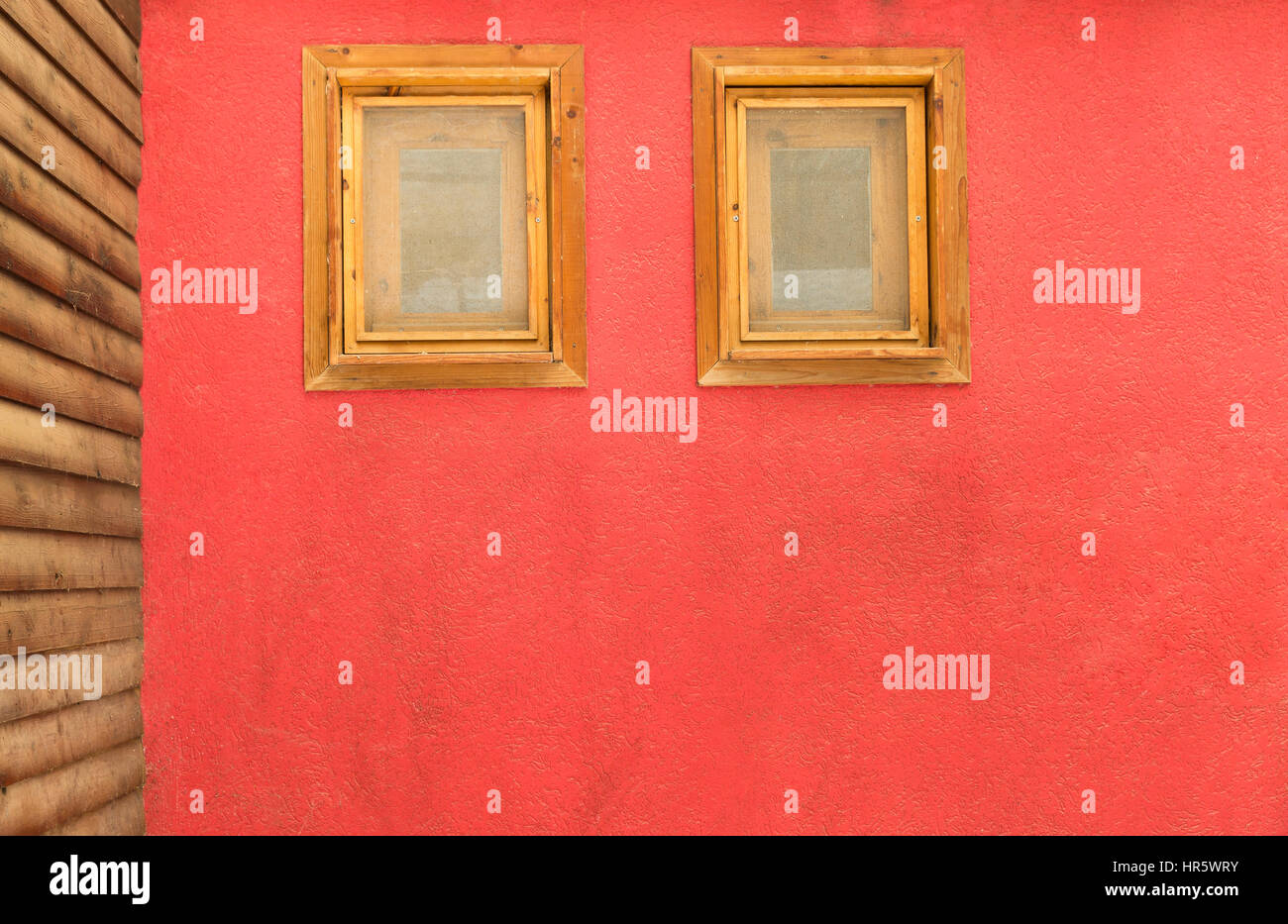 Fenêtres en bois sur un mur rouge Banque D'Images