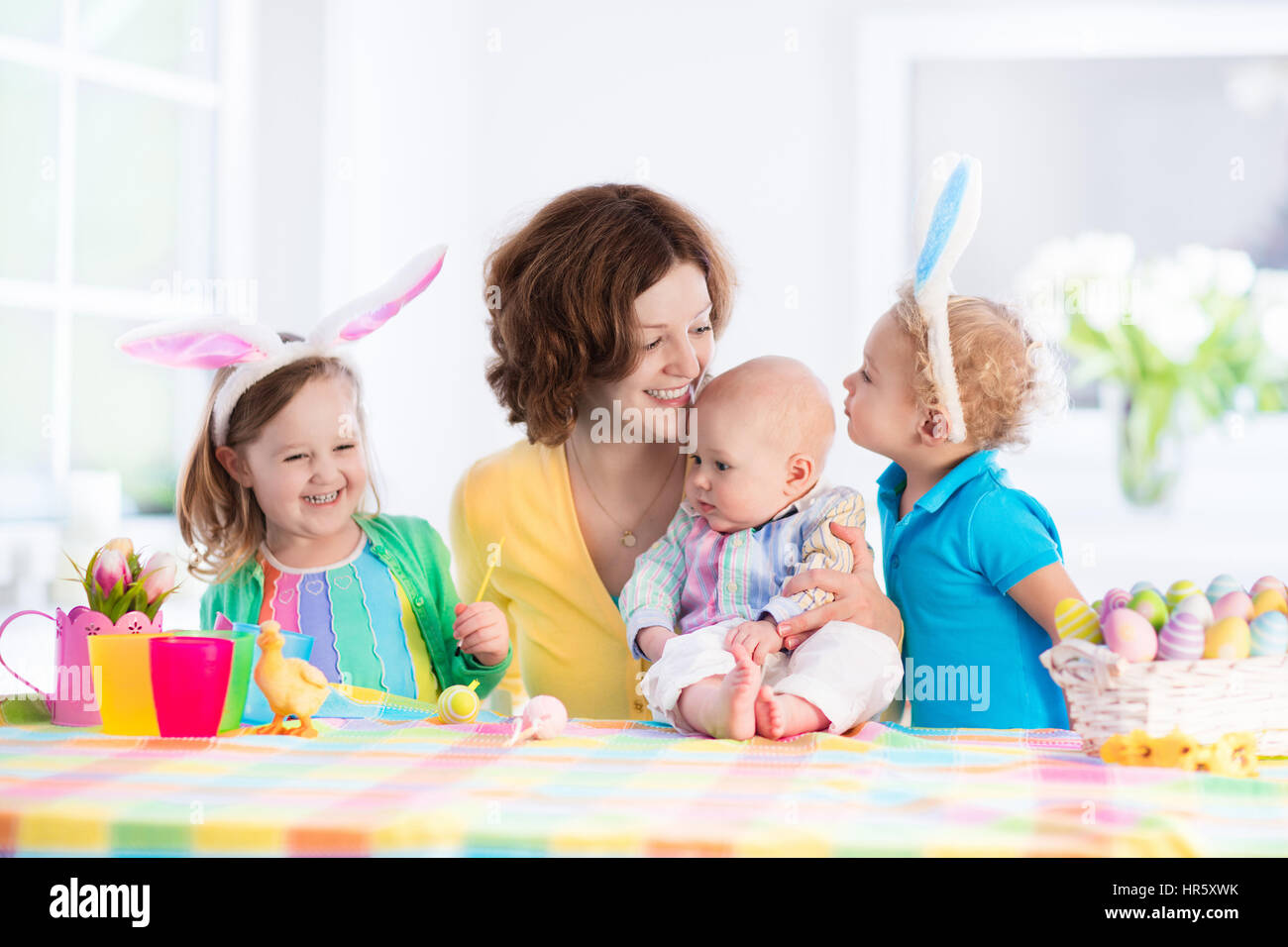 Mere Et Enfants Oeufs Colores De Peinture Maman Bebe Enfant Et Bebe Avec Oreilles De Lapin Peindre Et Decorer Des Oeufs De Paques Les Enfants Et Parents Jouer Ind Photo Stock Mere Et Enfants Oeufs Colores De Peinture Maman Bebe Enfant Et Bebe Avec Oreilles De Lapin Peindre Et Decorer Des Oeufs De Paques Les Enfants Et Parents Jouer Ind Photo Stock