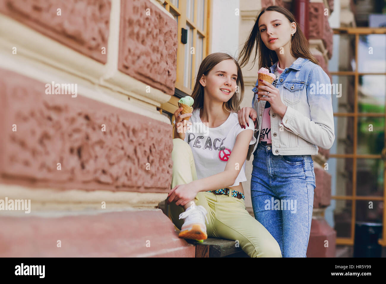 Beaux modèles posent pour une photo dans les vêtements à la mode Banque D'Images