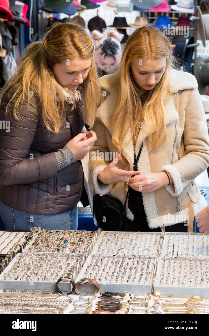Deux femmes shopping for jewelry at a market stall, marché de Portobello road, Portobello Road, Notting Hill, London UK Banque D'Images