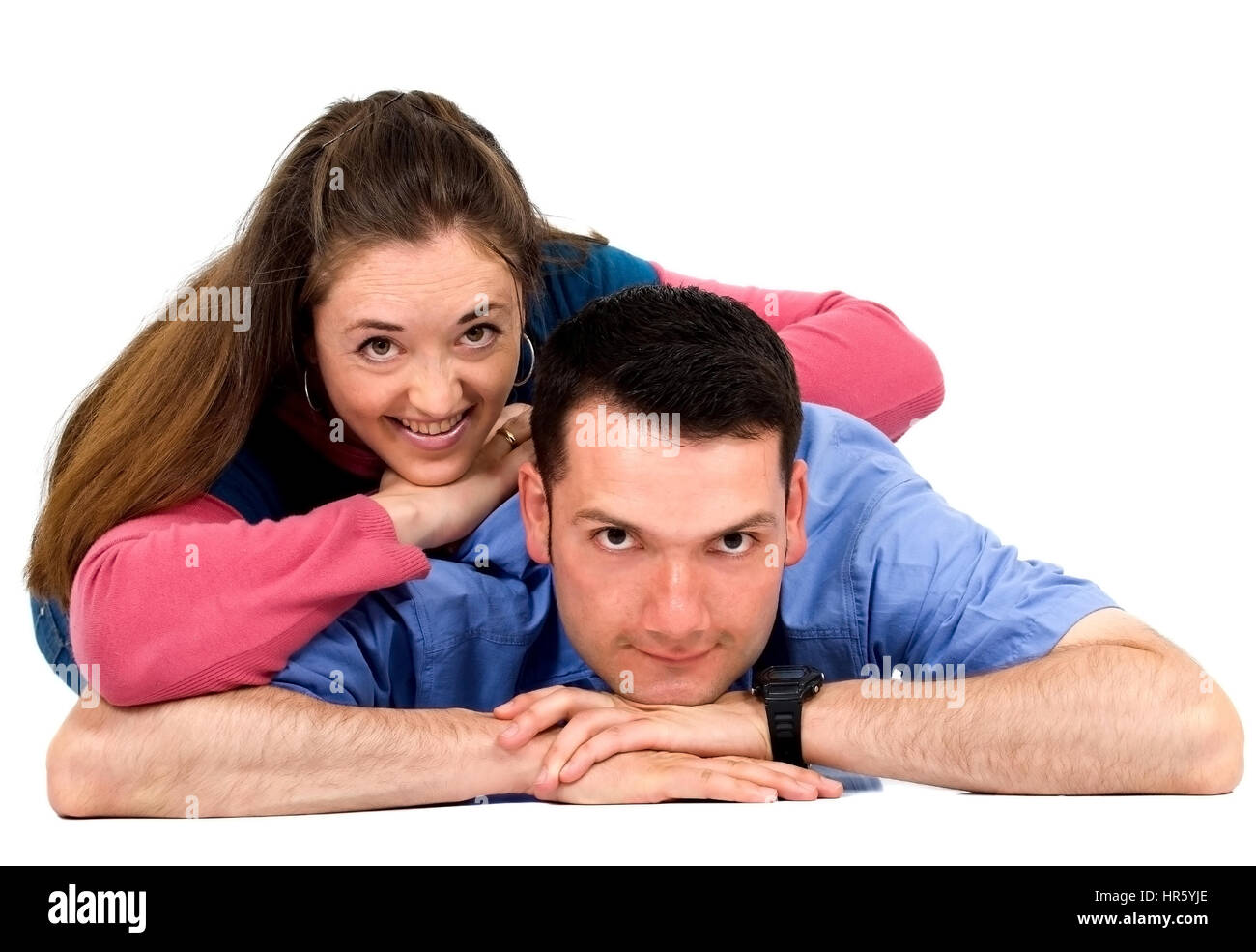 Casual couple lying on the floor smiling - isolé sur fond blanc Banque D'Images