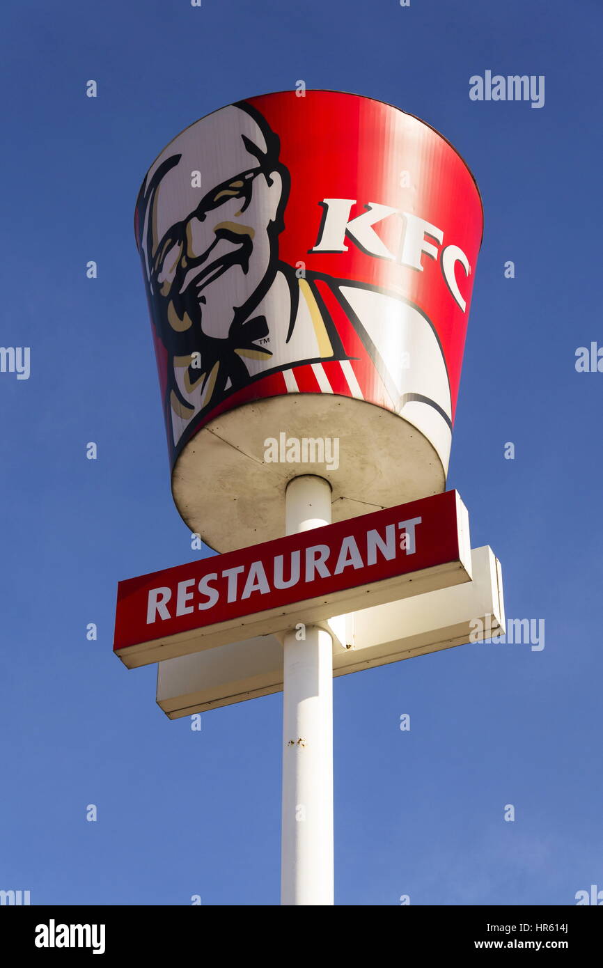 PRAGUE, RÉPUBLIQUE TCHÈQUE - le 25 février : KFC restaurant fast food international logo de l'entreprise le 25 février 2017 à Prague, République tchèque. KFC lance Banque D'Images