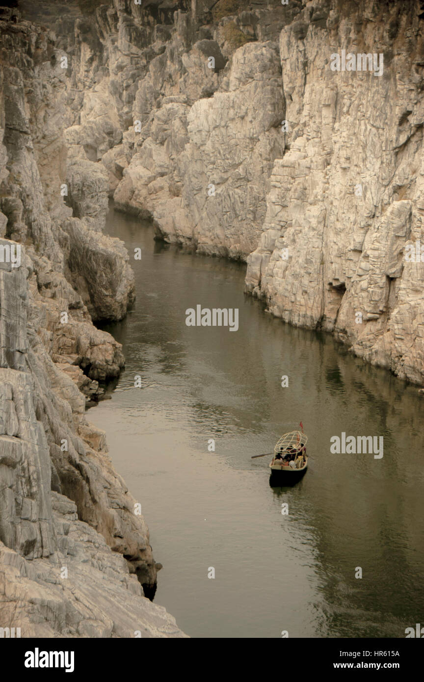 Bateau à travers marble rocks Banque D'Images