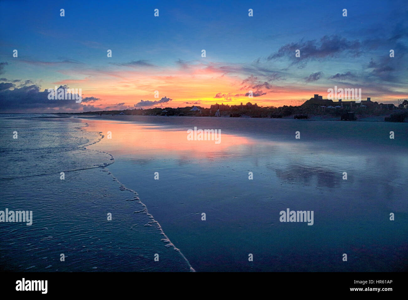 Ce paysage de Kiawah Island, Caroline du Sud montre un ciel bleu profond avec un peu de soleil colorés sur la plage. Il y a un coucher du soleil la réflexion trop . Banque D'Images