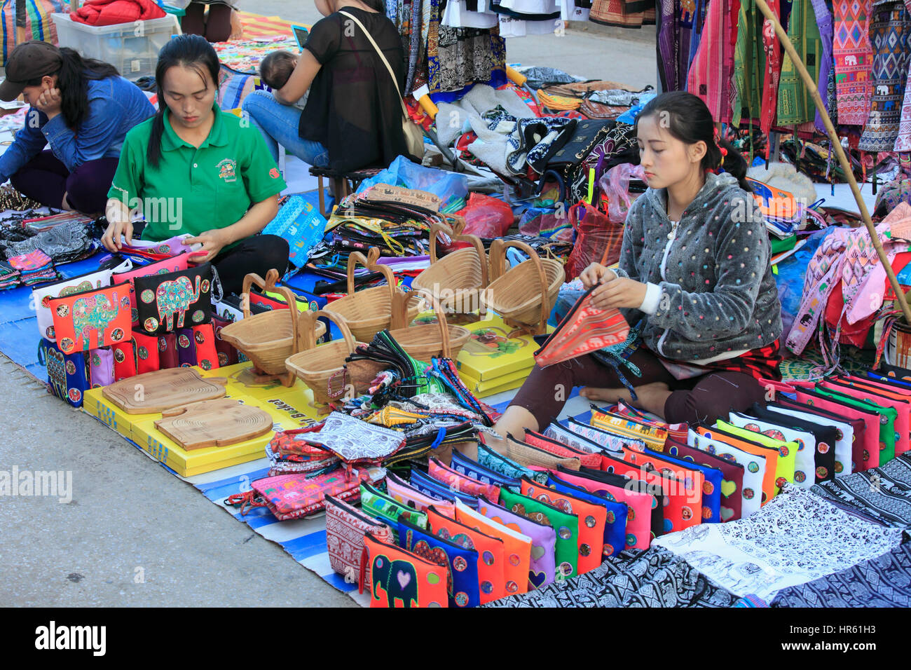 Le Laos, Luang Prabang, marché de nuit, de l'artisanat, les fournisseurs, Banque D'Images
