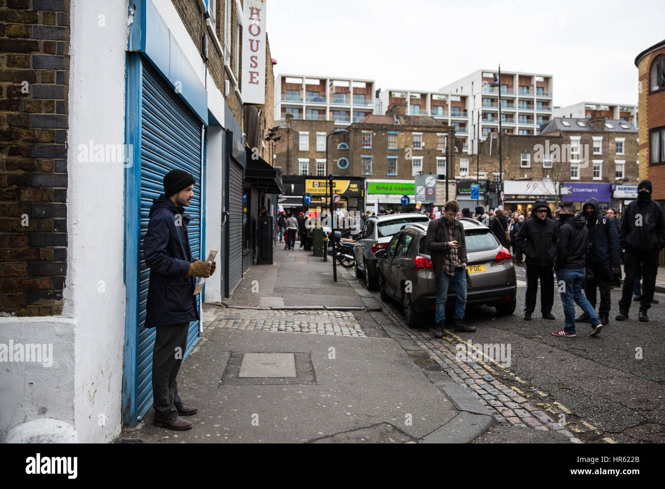 Londres, Royaume-Uni. 25 Février, 2017. Un homme se trouve à l'extérieur du LD50 art gallery à Dalston avec un écriteau "stand-up à l'incitation et l'intimidation' du Banque D'Images