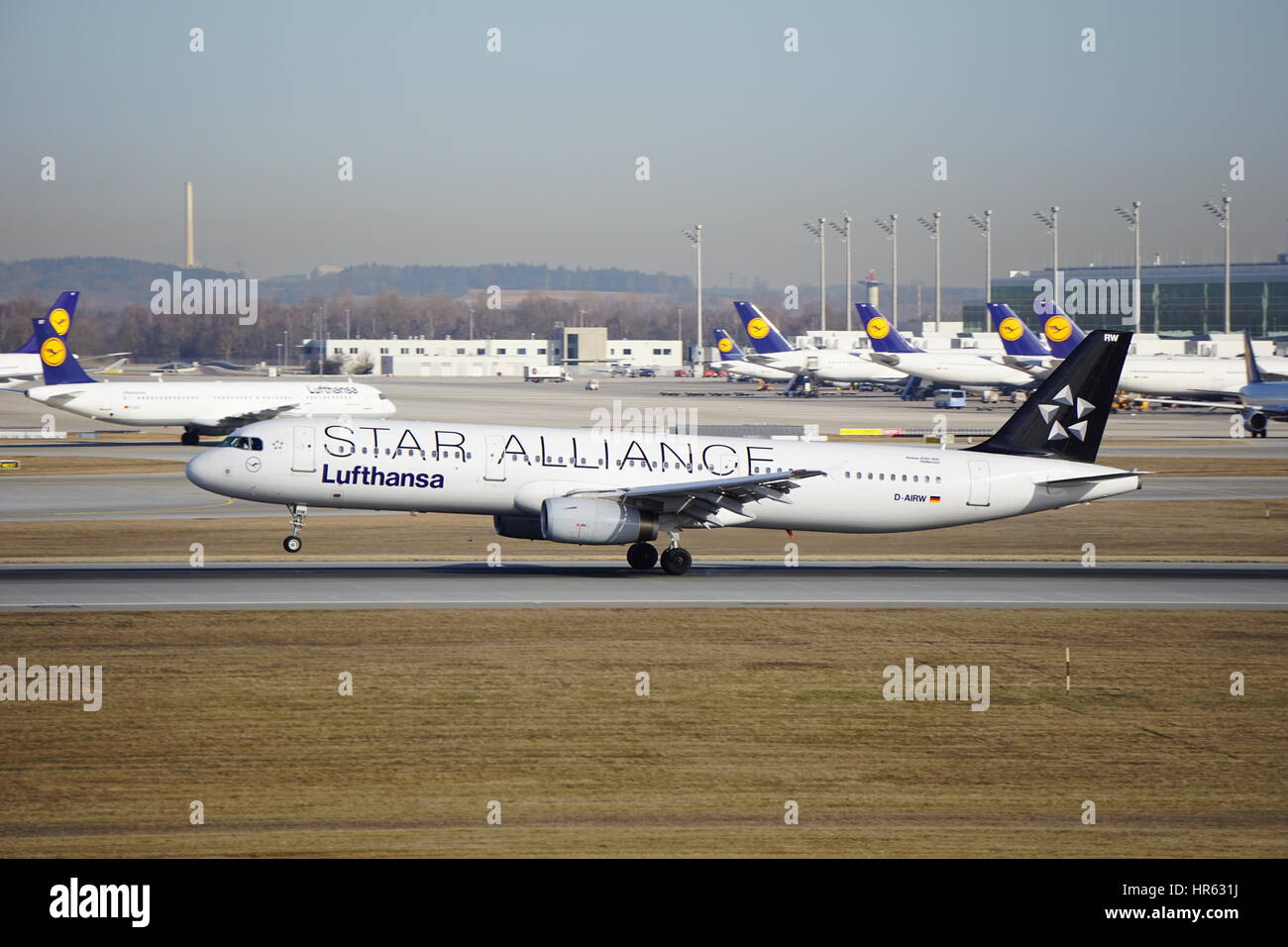 Lufthansa Star Alliance, A321-100, l'atterrissage à l'aéroport international Franz Joseph Strauss, Munich, 26L, à 9 h 55, heure locale. Banque D'Images