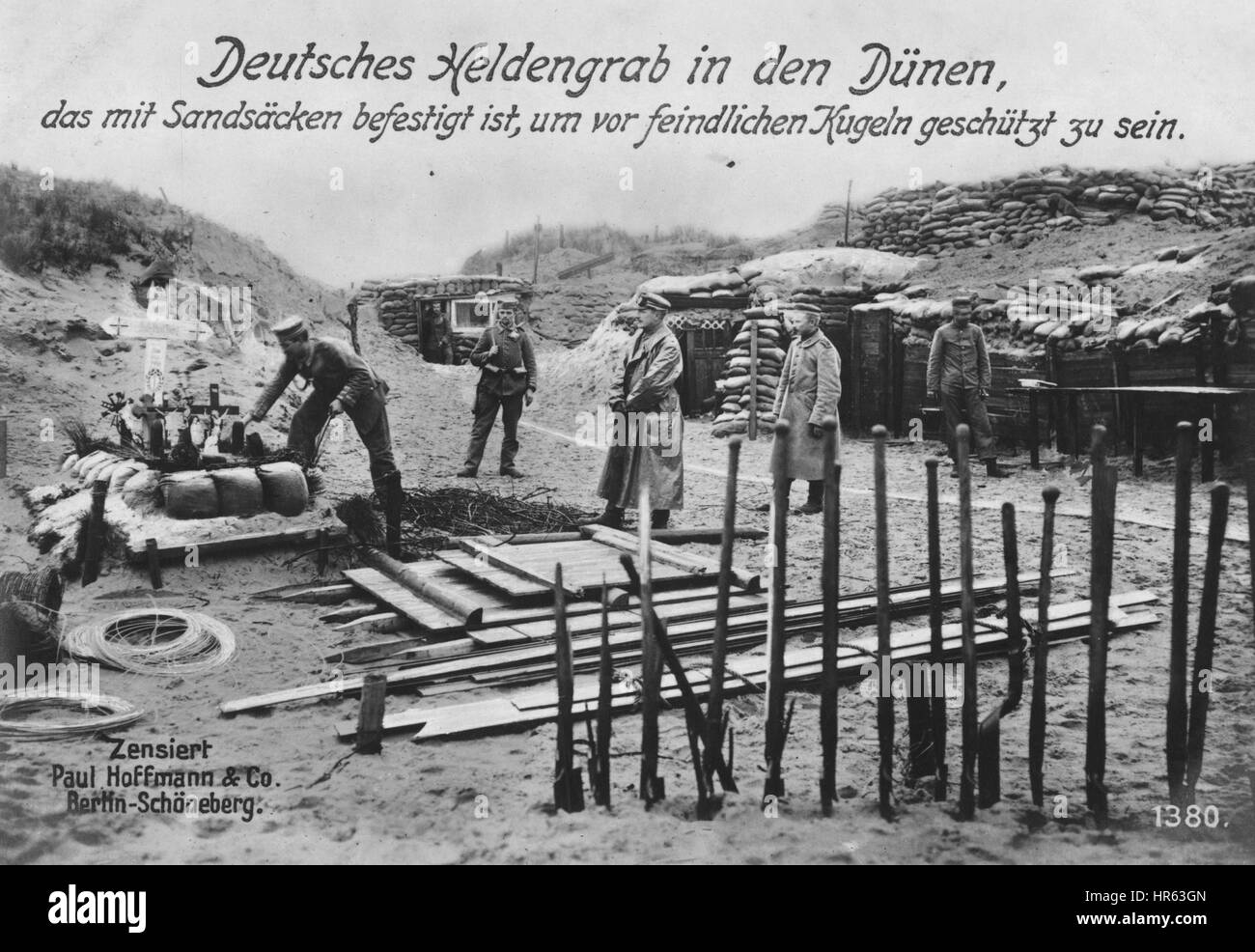 L'allemand la Première Guerre mondiale Carte postale photographique représentant une tombe de soldats allemands tombés, 1915. À partir de la Bibliothèque publique de New York. Banque D'Images