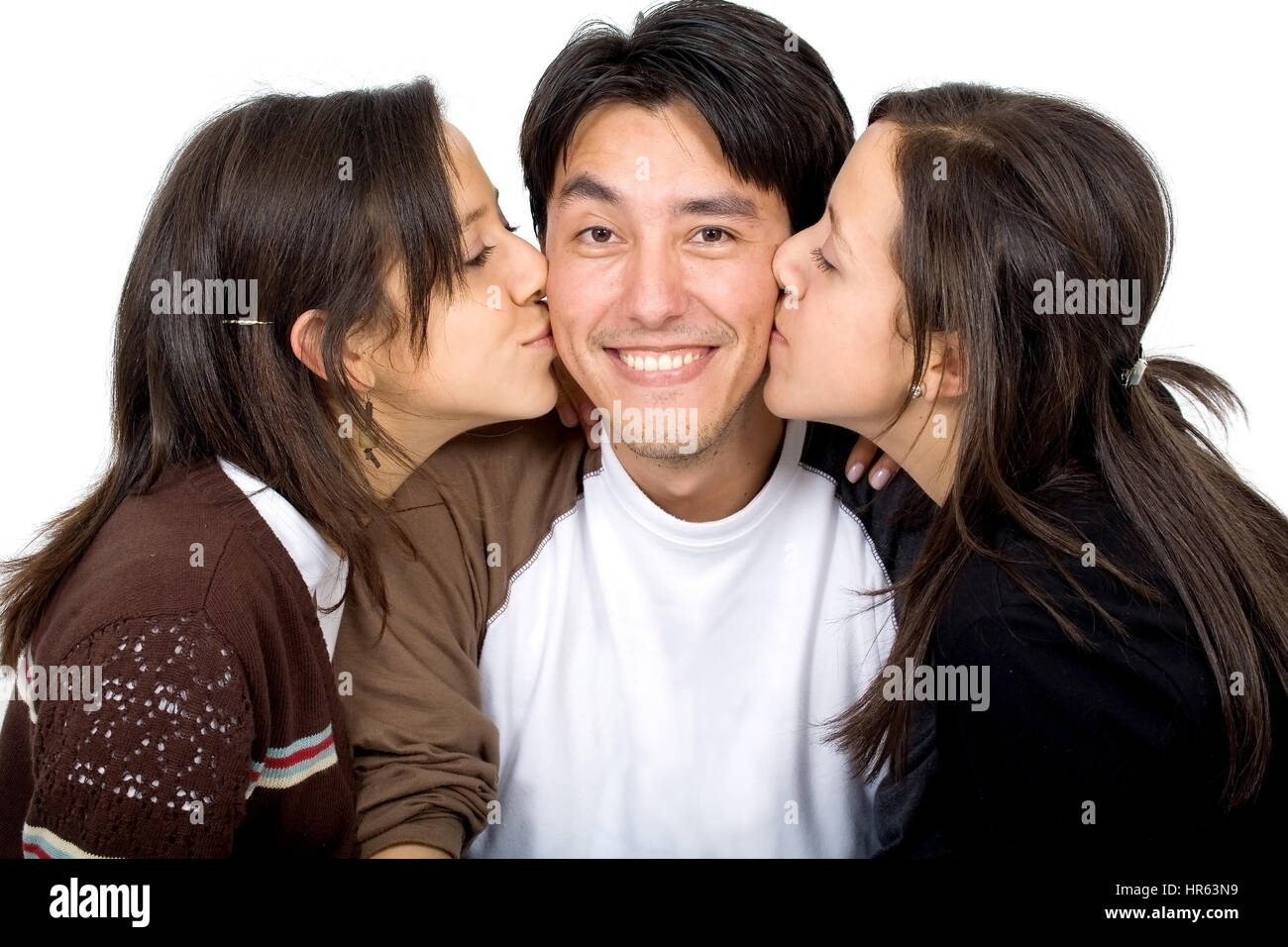 Des jumeaux embrasser un homme sur deux côtés de son visage - isolé sur fond blanc Banque D'Images
