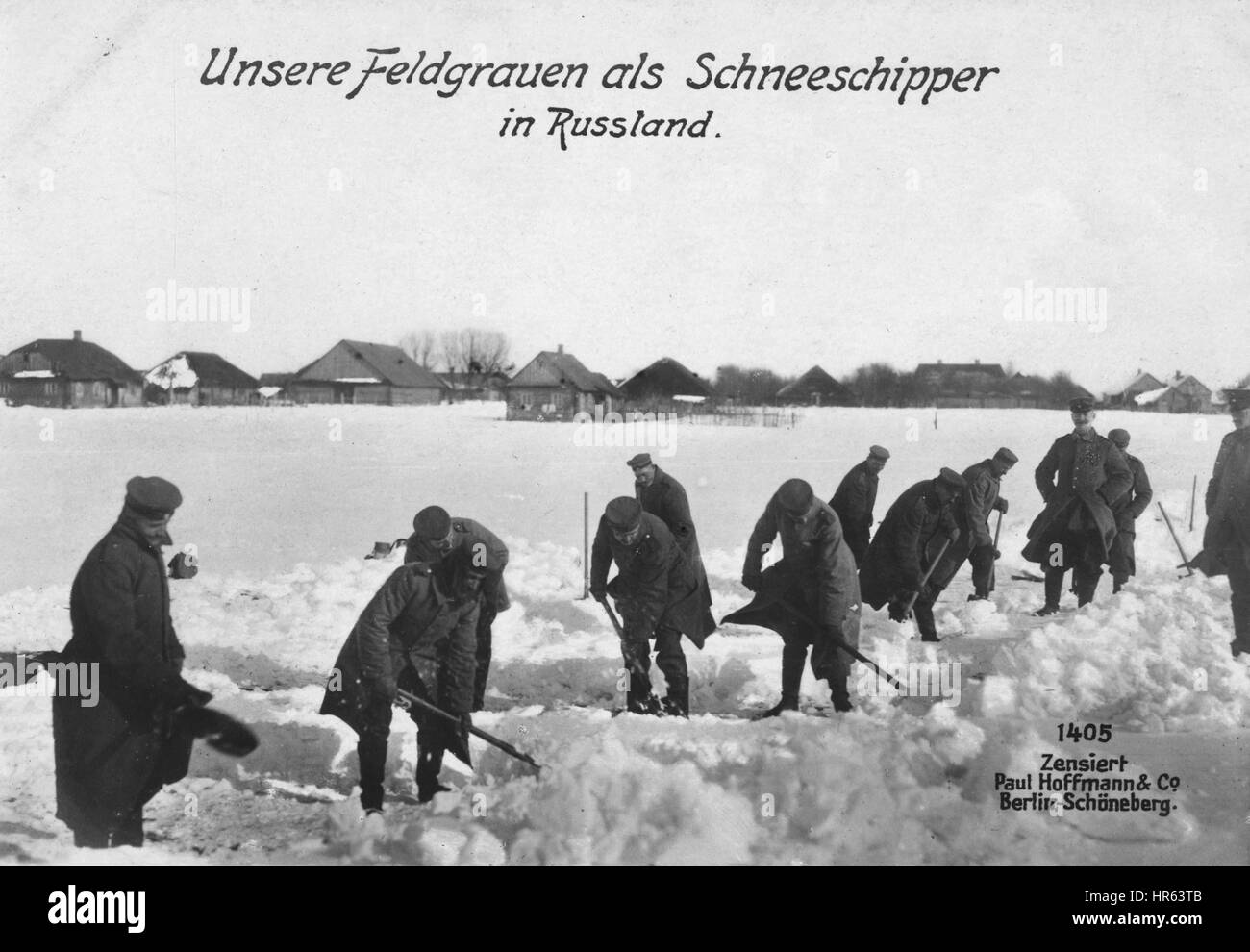 L'allemand la Première Guerre mondiale Carte postale photographique représentant des soldats pelleter la neige en Russie, 1915. À partir de la Bibliothèque publique de New York. Banque D'Images