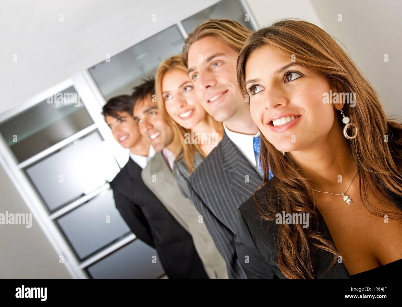 Femme d'affaires et de son équipe à l'écart dans un bureau Banque D'Images