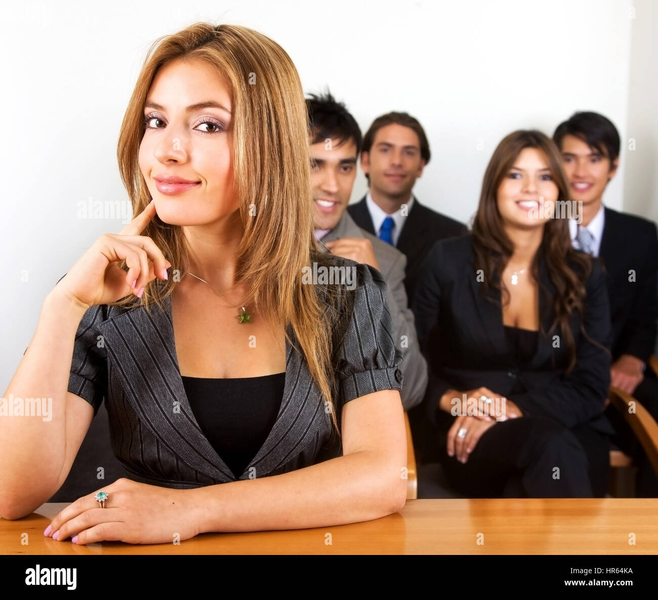 Femme d'affaires et de son équipe dans un bureau Banque D'Images
